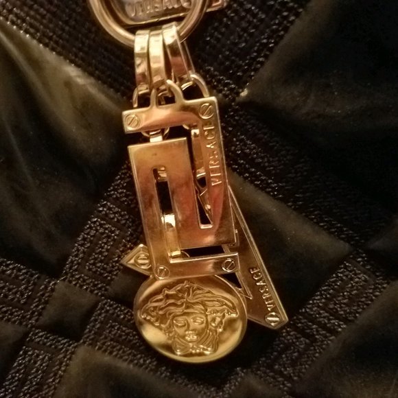 Versage Large Quilted Shoulder Bag - Picture 6 of 16